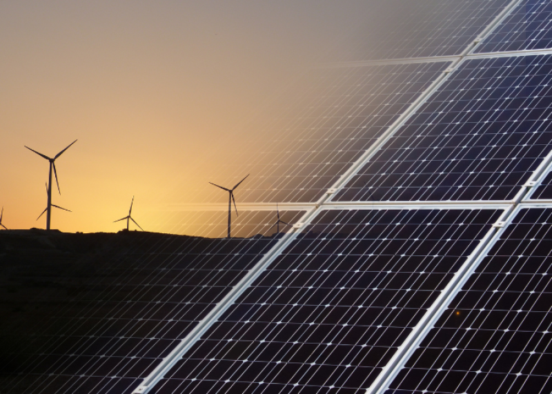 Działania mające na celu poprawienie efektywności energetycznej budynków, a także zakładanie instalacji fotowoltaicznych, cieszą się ogromną popularnością. Z jednej strony pozwalają na znaczące zmniejszenie rachunków, a z drugiej gwarantują bezpieczeństwo energetyczne oraz cieplne. W przypadku tego typu inwestycji, zarówno w przypadku nowego domu, jaki i modernizacji już istniejącego, można liczyć na rządowe